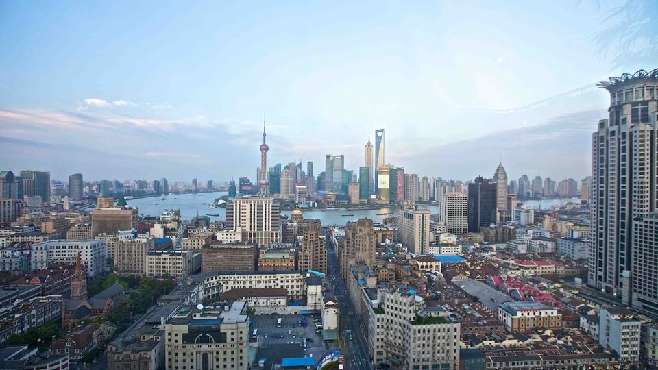 上海黄浦江与陆家嘴城市天际线