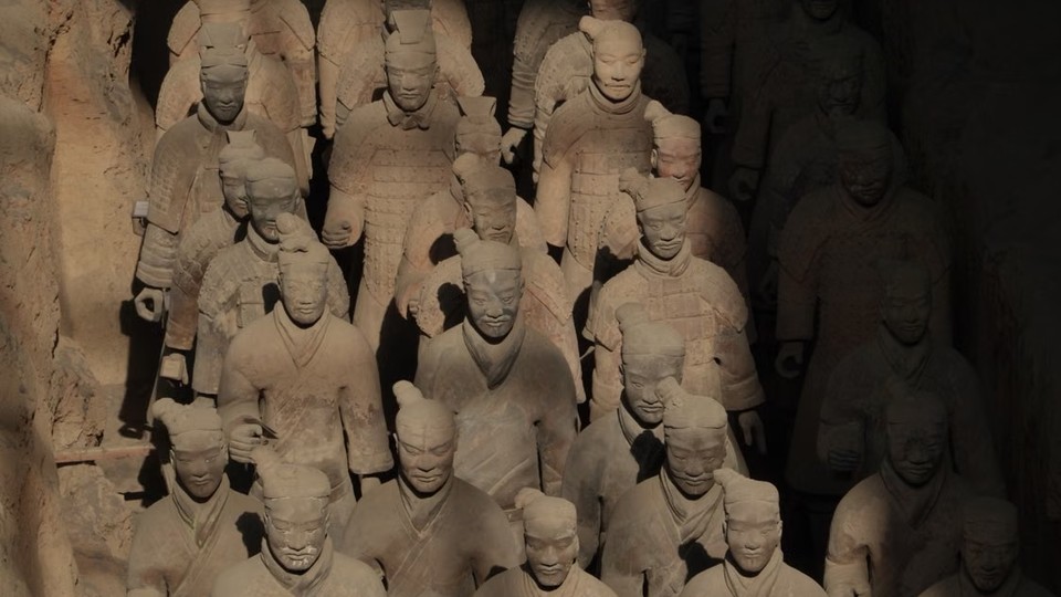 西安兵马俑的成排陶俑